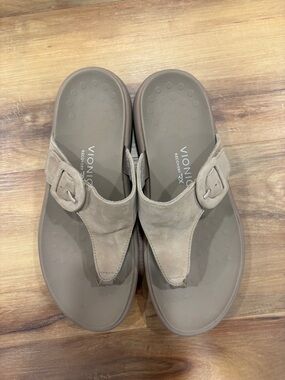 Vionic Beige Suede Buckle Thong Sandals sz 7 1/2